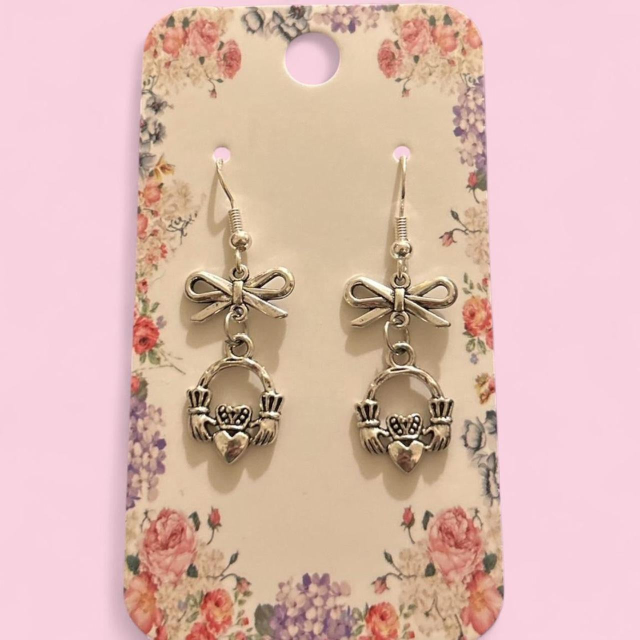 Fáinne clauise Claddagh le bogha