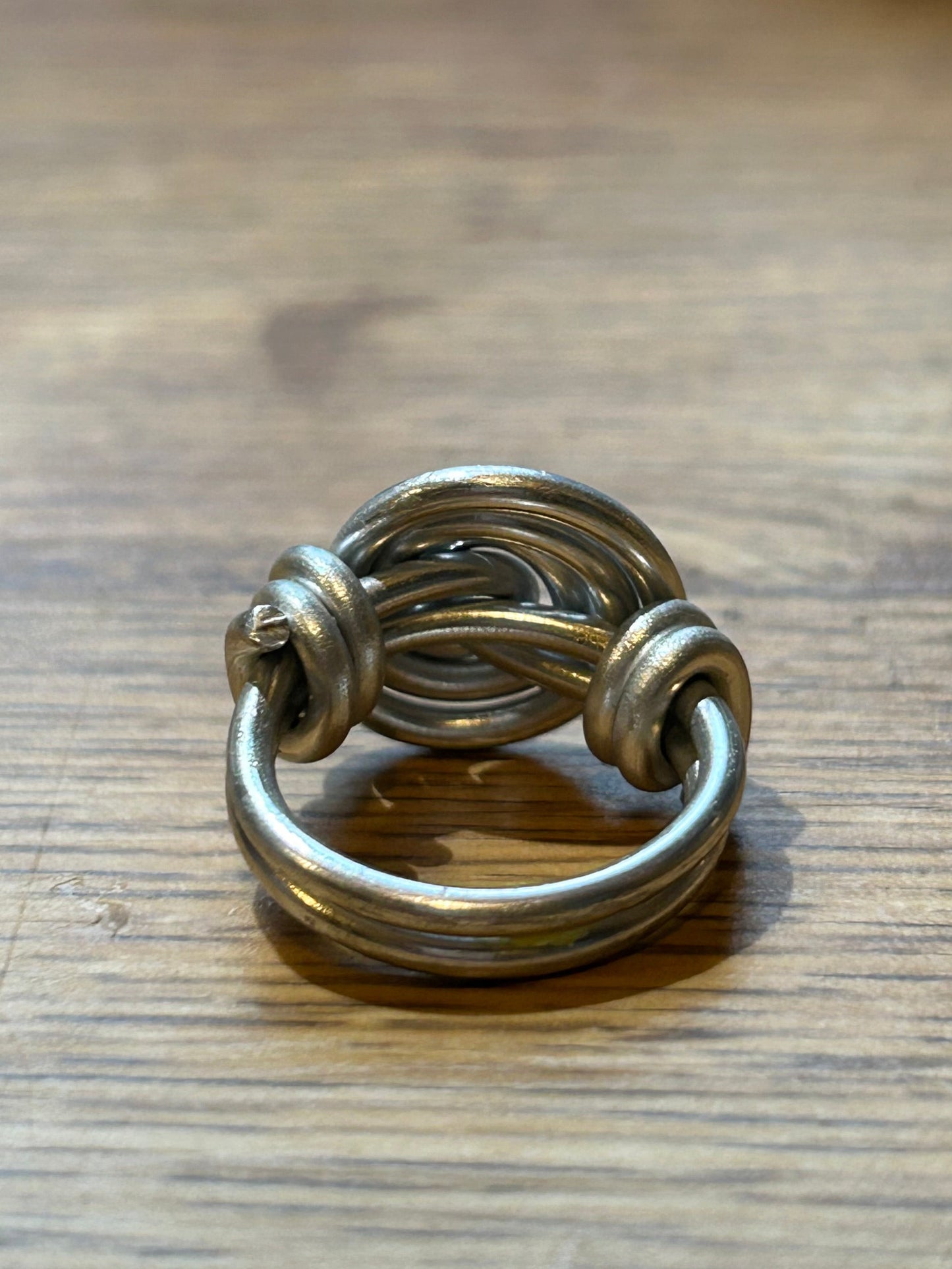 Fáinne bíseach lámhdhéanta