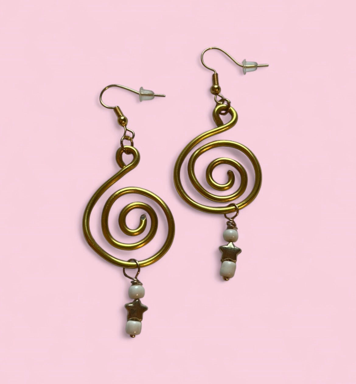 Bíseanna óir le réaltaí