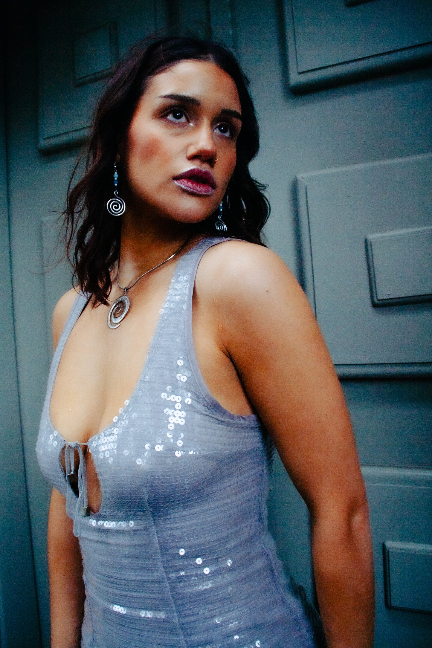 bíseanna airgid le cuiríní gorm