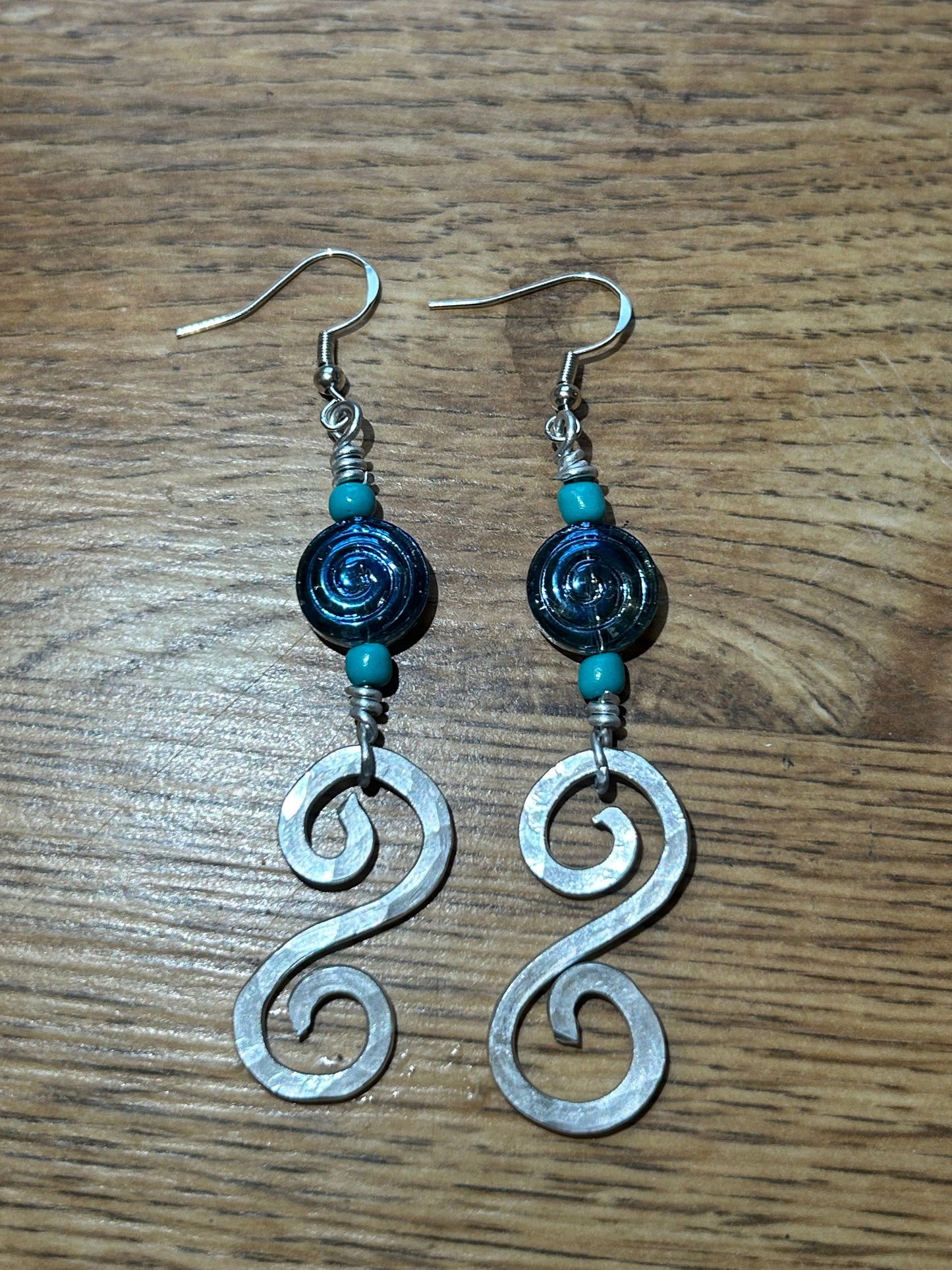 Fáinne clauise le coirníní gorm