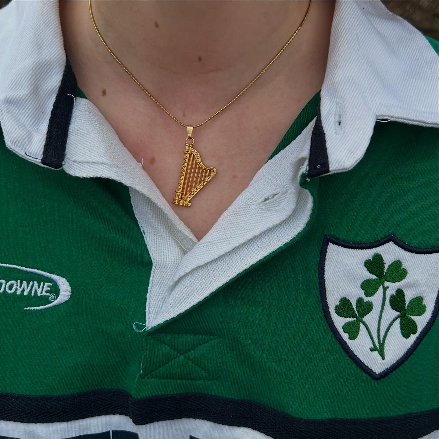 Muince cláirseach óir
