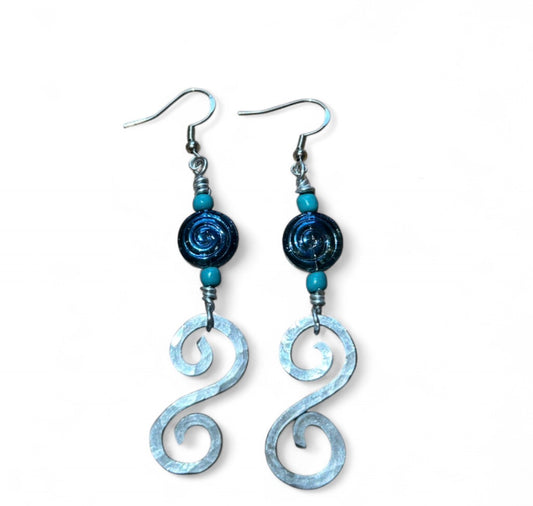 Fáinne clauise le coirníní gorm