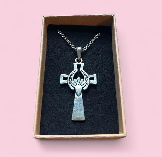 Muince cros Claddagh