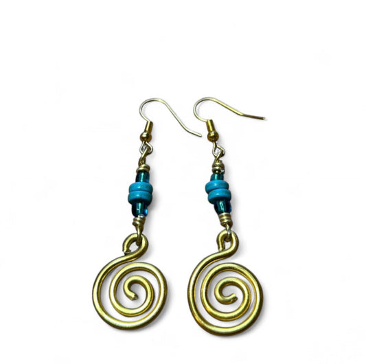 Bíseanna óir le cuiríní beaga gorm