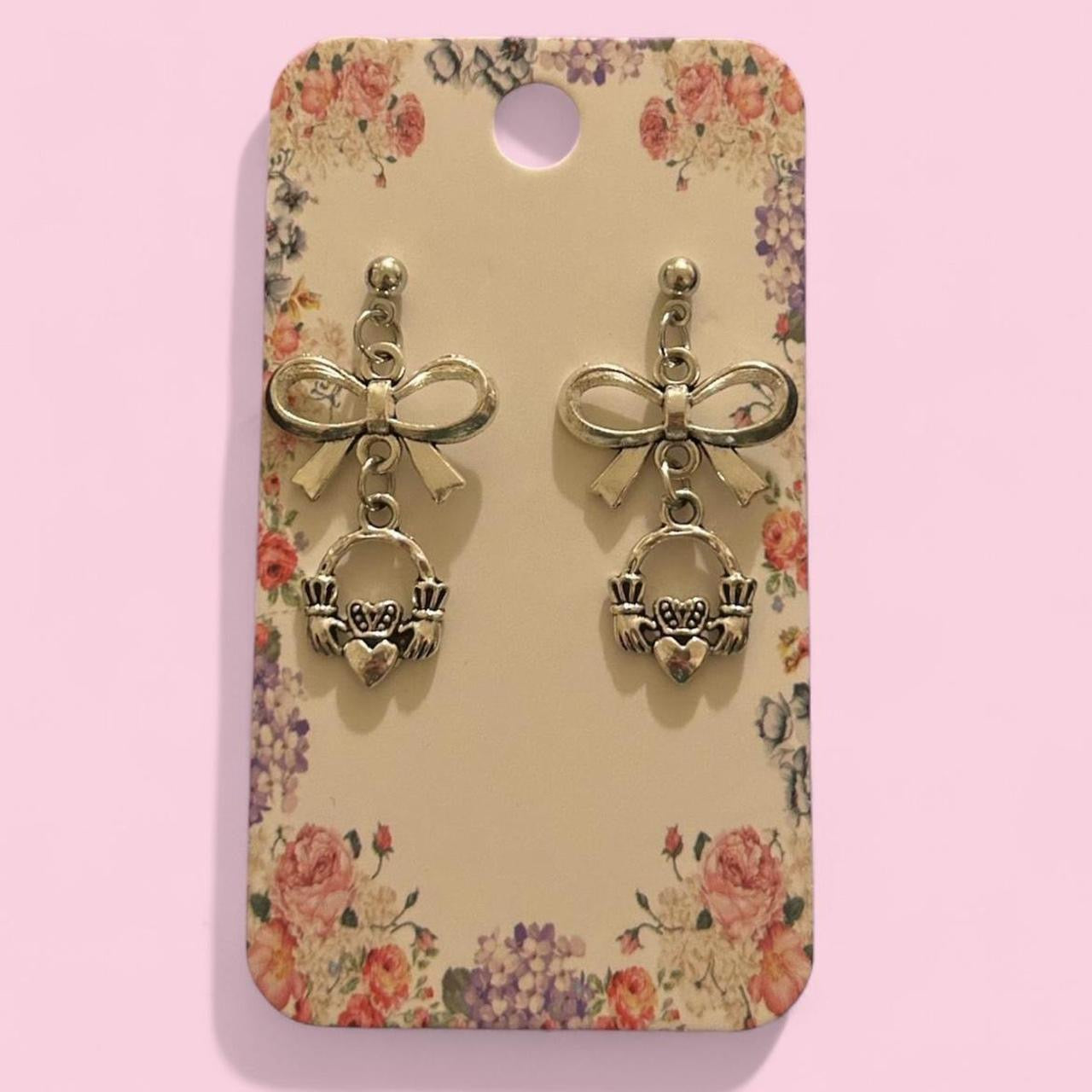 Fáinne clauise Claddagh le bogha