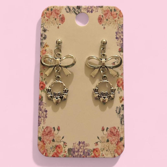 Fáinne clauise Claddagh le bogha